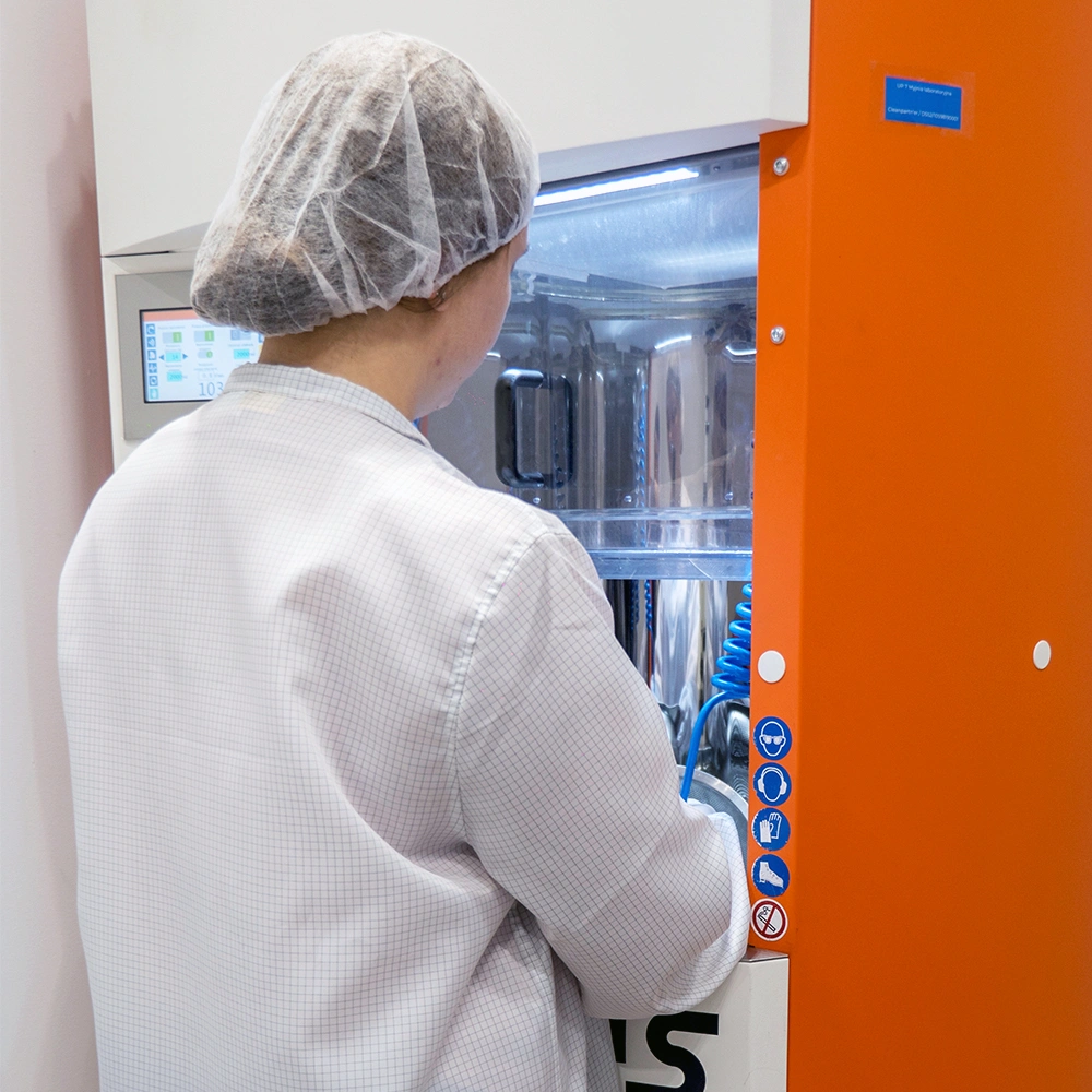 Laborantka przy komorze do badań czystości technicznej
