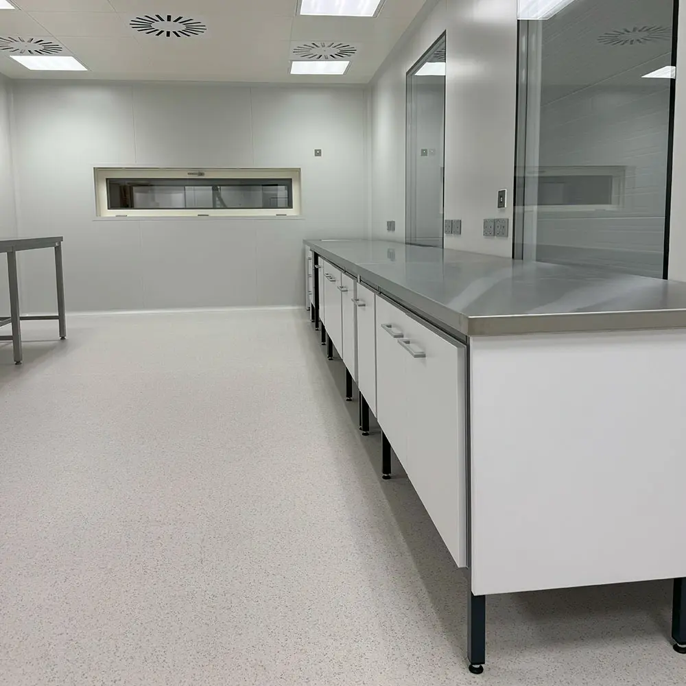 Wnętrze pomieszczenia czystego z blatami roboczymi